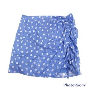 Le Lis blue and white floral ruched side mini skirt size M Nwt